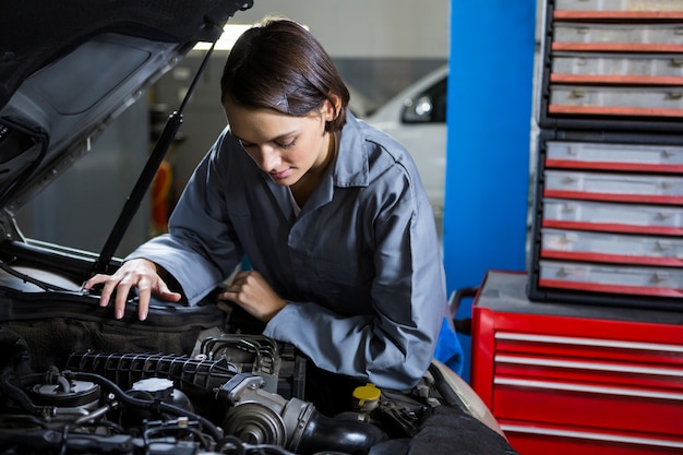 Foto gratuita mujer coche de mantenimiento del mecánico