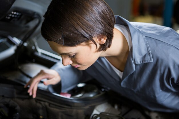 Mujer Coche de mantenimiento del mecánico