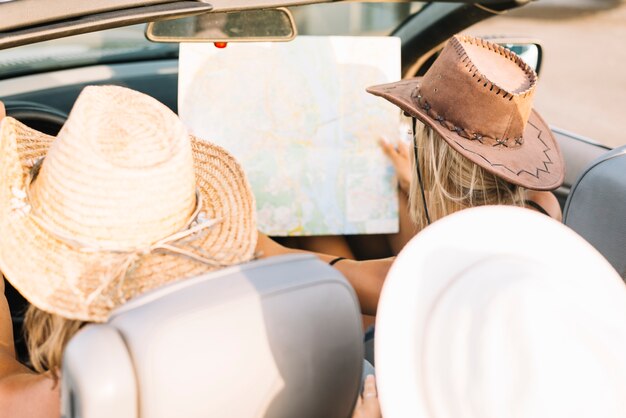 Mujer en coche mirando el mapa