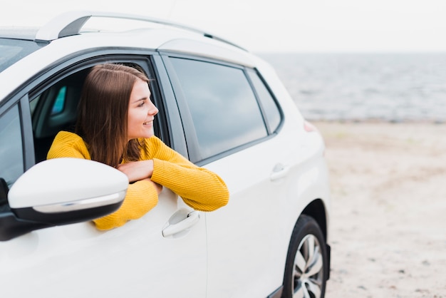 Foto gratuita mujer, en el coche, mirar lejos