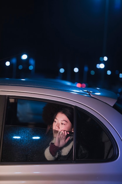 Foto gratuita mujer en coche de noche