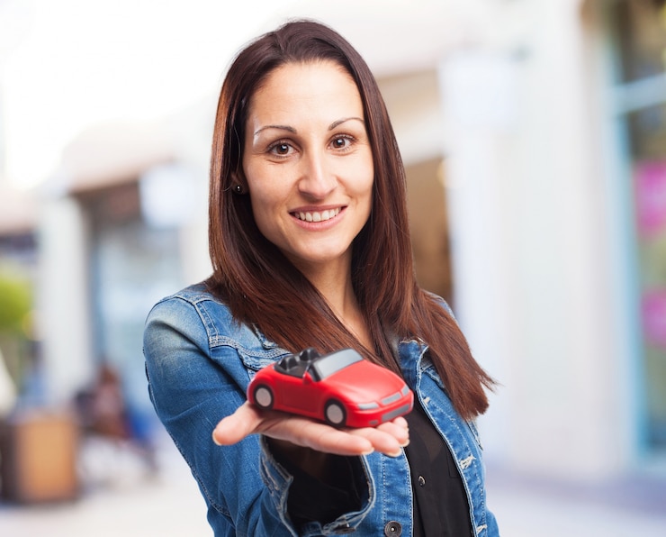 Foto gratuito mujer con un coche rojo