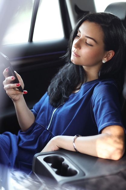 Mujer en un coche