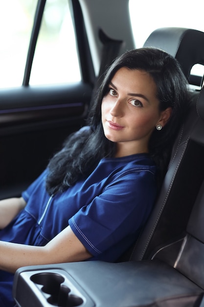 Mujer en un coche