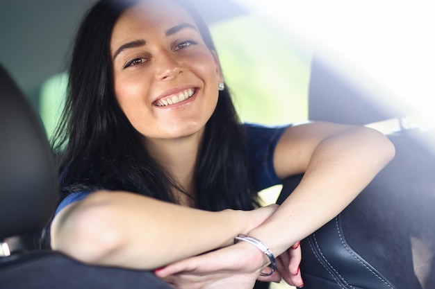 Mujer en un coche