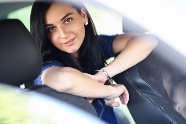 Mujer en un coche