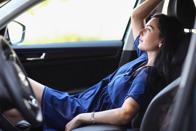 Mujer en un coche