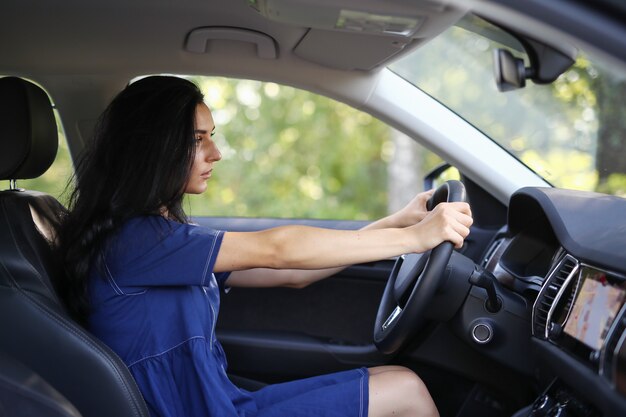 Mujer en un coche