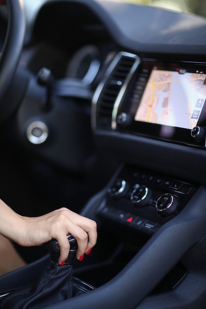 Mujer en un coche