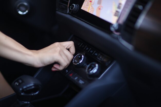 Mujer en un coche