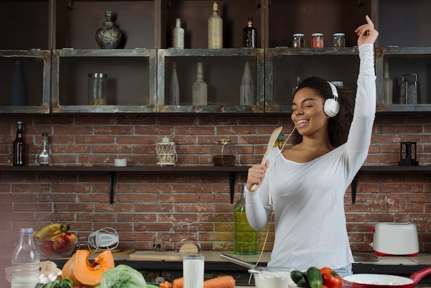 Mujer en cocina bailando