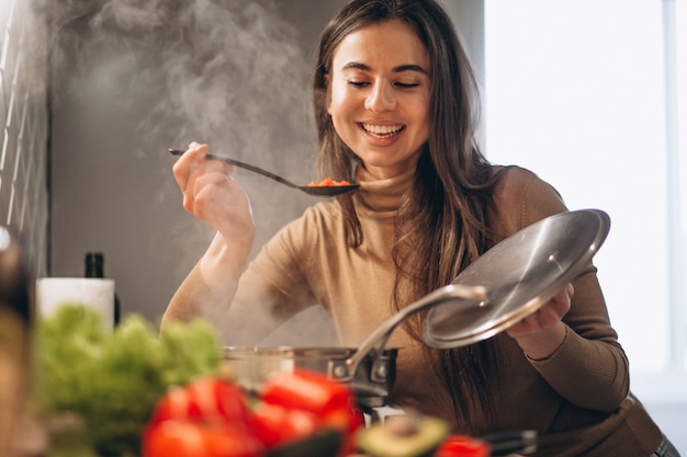 Foto gratuita mujer, cocina, en, cocina