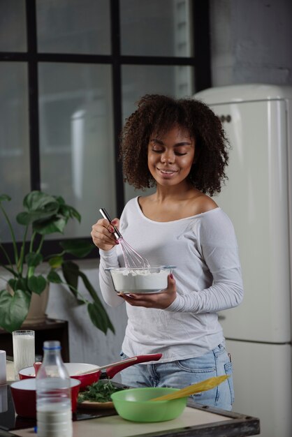 Mujer en cocina cocinando