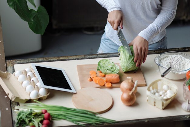 Mujer en cocina cortando algo