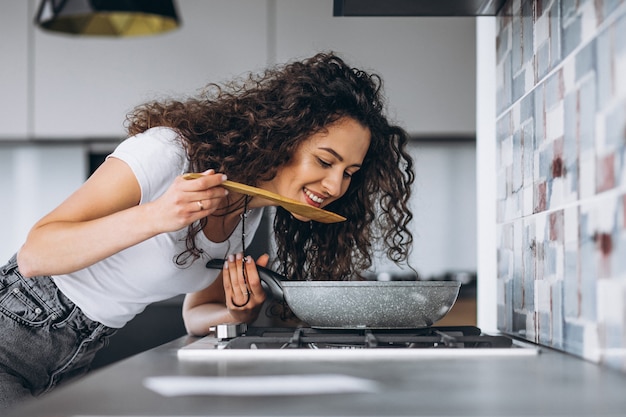 Foto gratuita mujer cocina haciendo pasta en la cocina