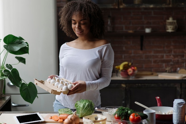 Foto gratuita mujer en cocina con huevos