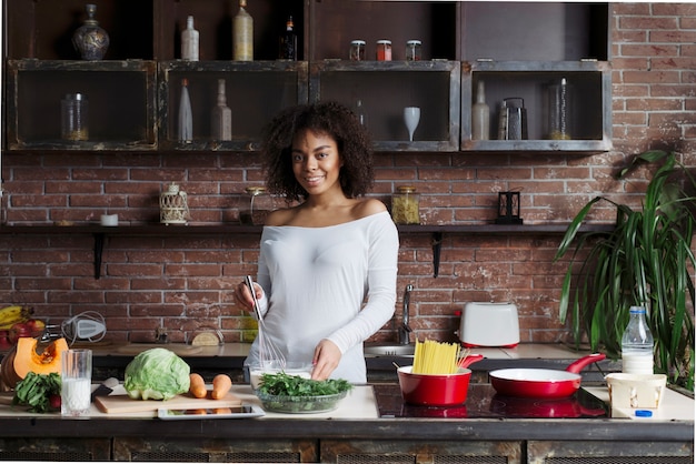 Mujer en cocina moderna