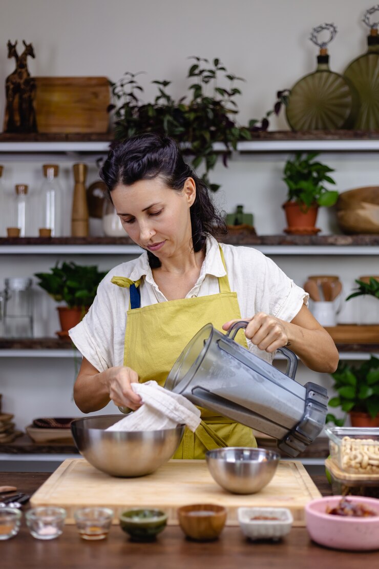 Foto gratuito mujer en la cocina con el proceso de elaboración de pudín de chía