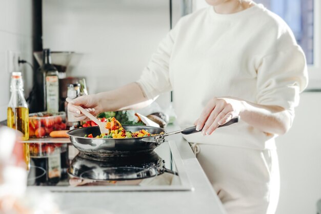 mujer, cocina, vegetales, en, pan