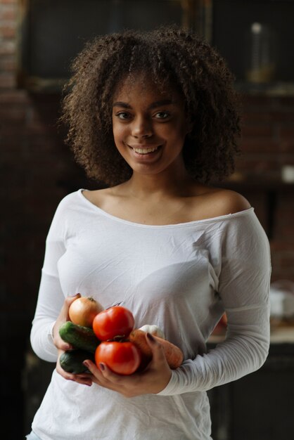 Foto gratuita mujer en cocina con verduras frescas