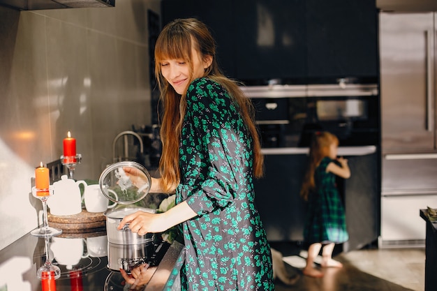 Foto gratuita mujer en una cocina