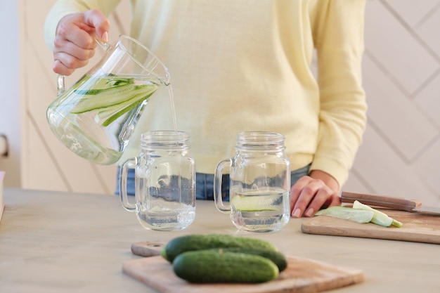 Foto gratuita mujer en la cocina