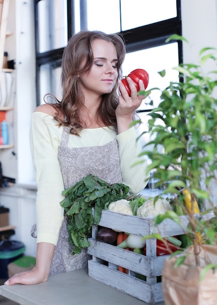 Foto gratuita mujer en la cocina