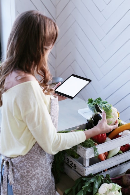 Foto gratuita mujer en la cocina