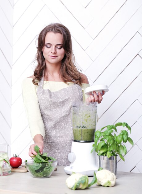 Mujer en la cocina