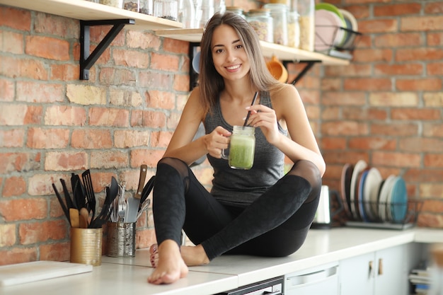 Mujer en la cocina