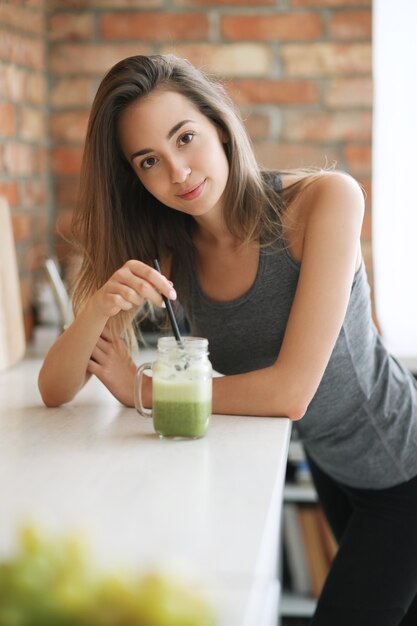 Mujer en la cocina