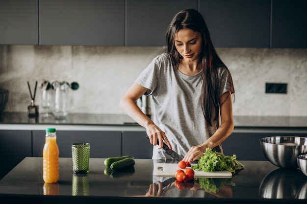 Mujer cocinando el almuerzo en casa