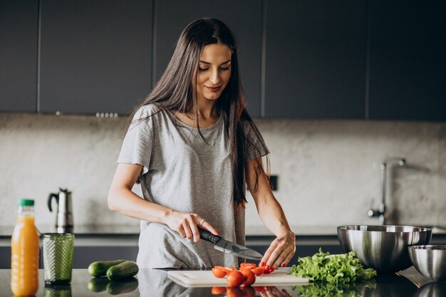 Mujer cocinando el almuerzo en casa