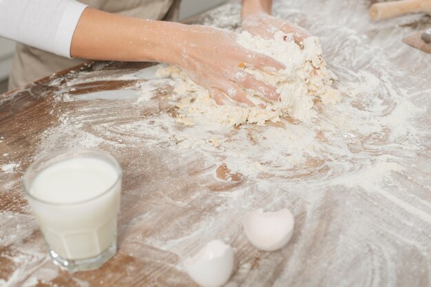 Mujer cocinando bizcocho