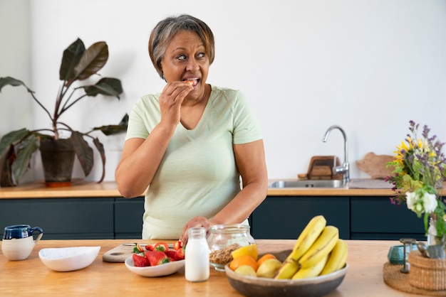 Mujer cocinando en casa vista frontal