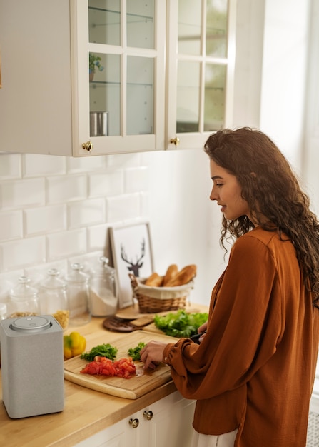 Foto gratuita mujer cocinando en casa vista lateral