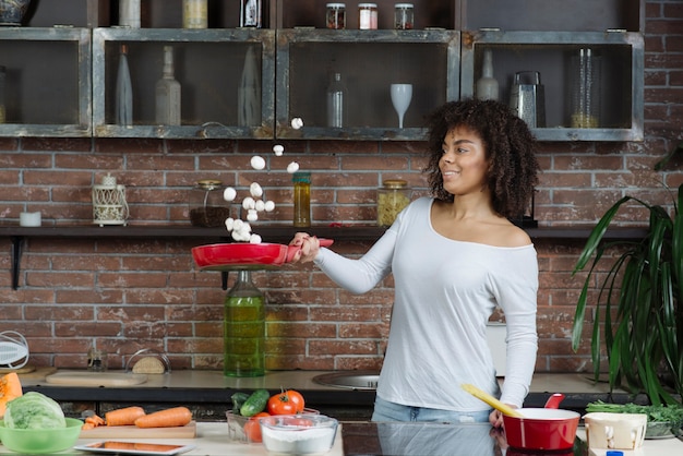 Mujer cocinando champiñones