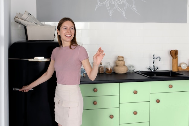 Foto gratuita mujer cocinando en una cocina verde