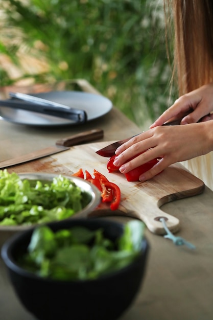 Mujer cocinando en la cocina