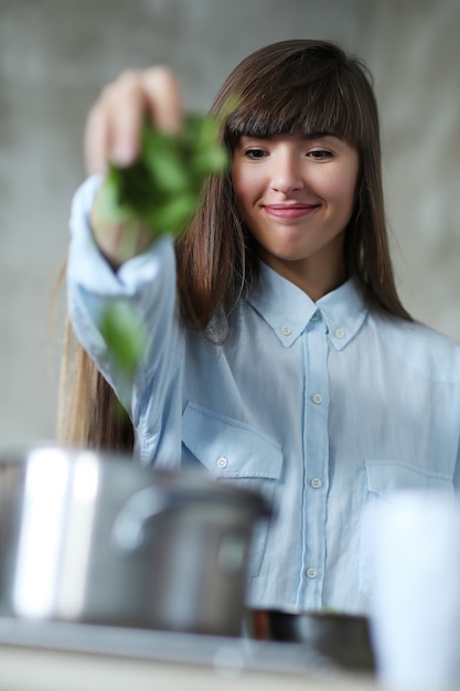 Foto gratuita mujer cocinando en la cocina