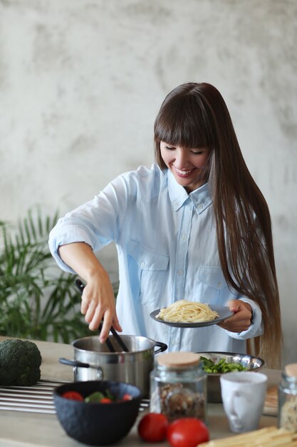 Mujer cocinando en la cocina