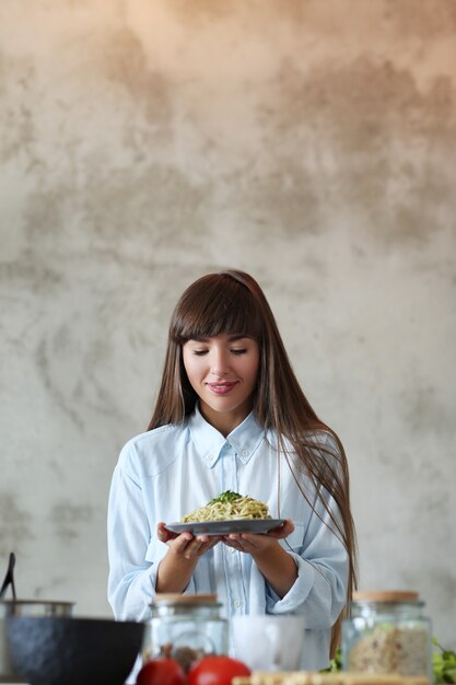 Mujer cocinando en la cocina