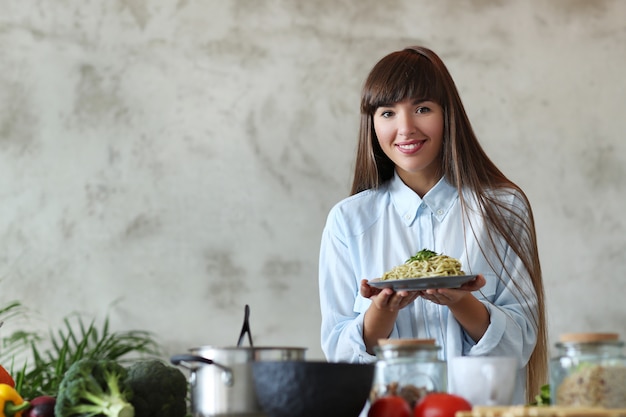 Mujer cocinando en la cocina