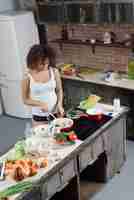 Foto gratuita mujer cocinando en cocina