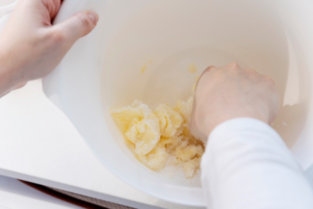 Mujer cocinando en cocina