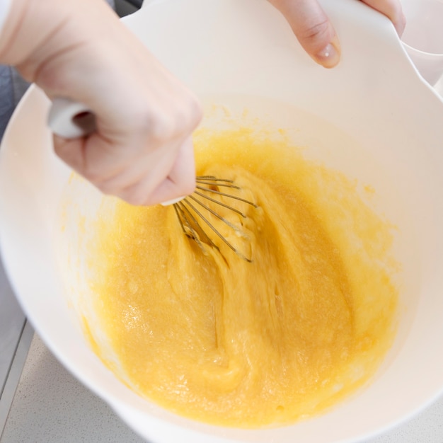 Mujer cocinando en cocina