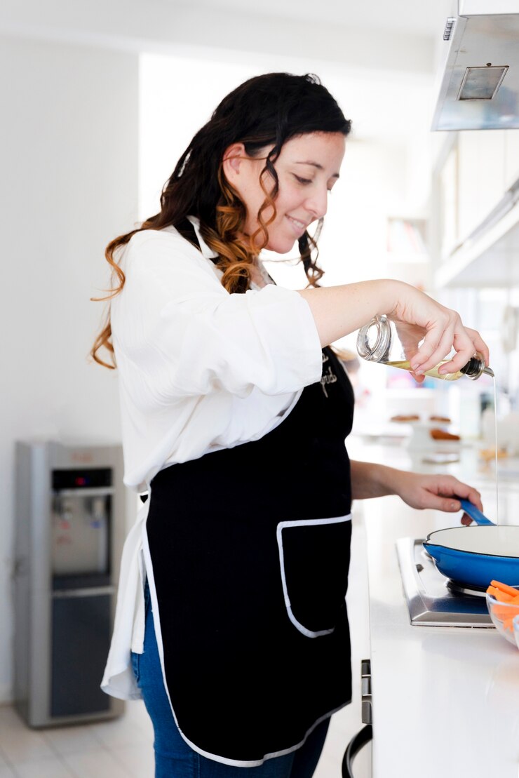 Foto gratuito mujer cocinando en la cocina