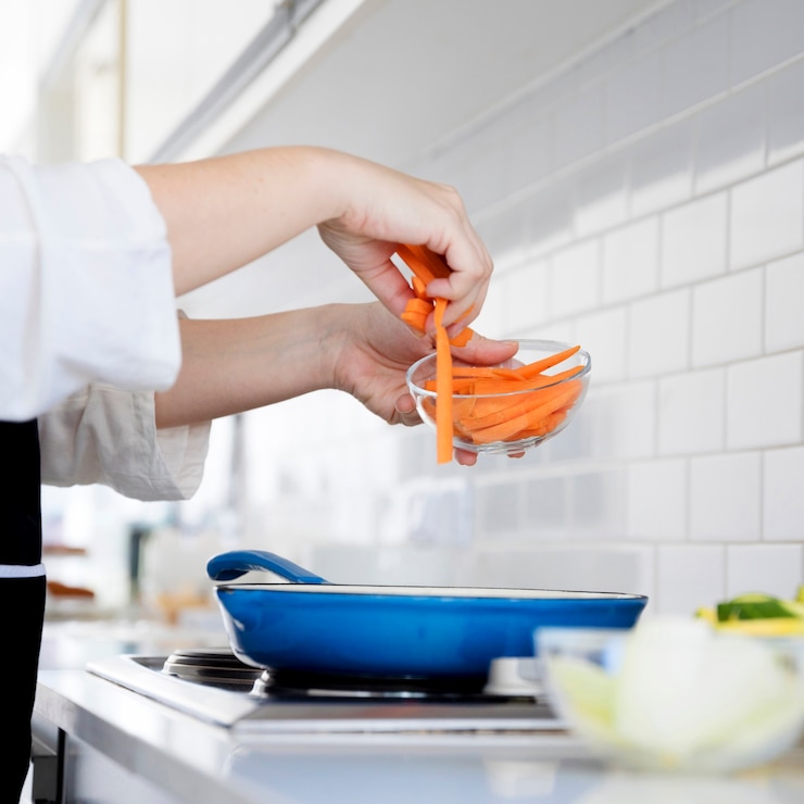 Foto gratuito mujer cocinando en la cocina