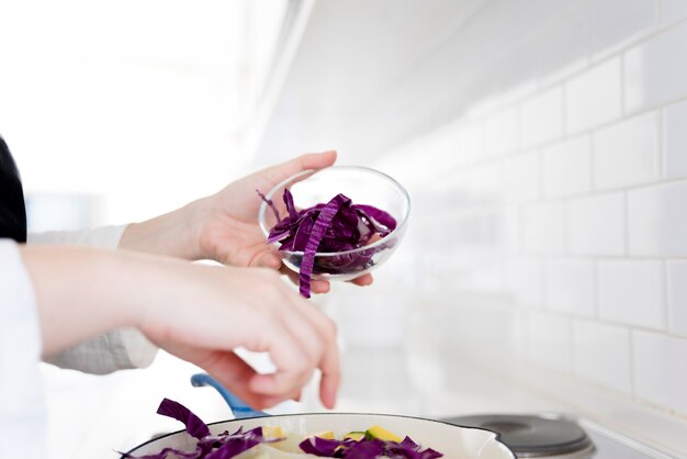 Mujer cocinando en cocina