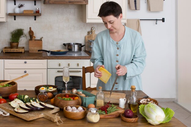 Mujer cocinando comida sana en casa